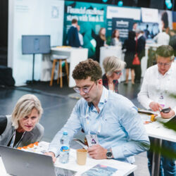 Angeregte Gespräche an den Messeständen _11A6275